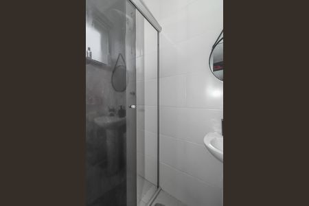 Banheiro de apartamento à venda com 1 quarto, 46m² em São Sebastião, Porto Alegre