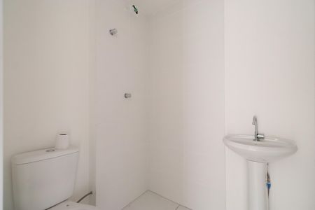 Banheiro  de apartamento à venda com 2 quartos, 34m² em Parque Industrial Tomas Edson, São Paulo