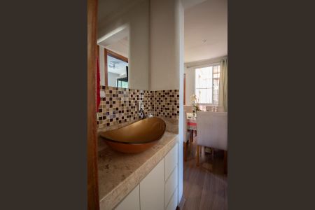 Banheiro de apartamento à venda com 2 quartos, 44m² em Kennedy, Contagem