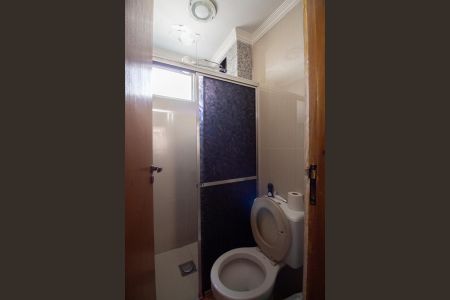 Banheiro de apartamento à venda com 2 quartos, 44m² em Kennedy, Contagem