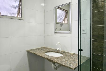Banheiro de apartamento para alugar com 2 quartos, 69m² em Real, Praia Grande