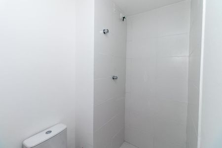 Banheiro de apartamento para alugar com 1 quarto, 24m² em Parque Industrial Tomas Edson, São Paulo