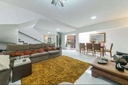 Casa à venda com 250m², 3 quartos e 3 vagas Casa à venda com 250m², 3 quartos e 3 vagasSala