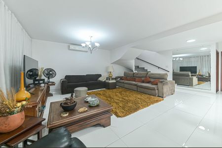 Casa à venda com 250m², 3 quartos e 3 vagas Casa à venda com 250m², 3 quartos e 3 vagasSala