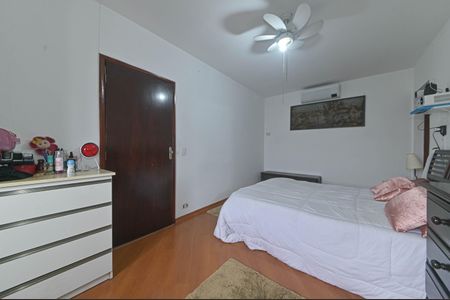 Casa à venda com 250m², 3 quartos e 3 vagas Casa à venda com 250m², 3 quartos e 3 vagasSuite