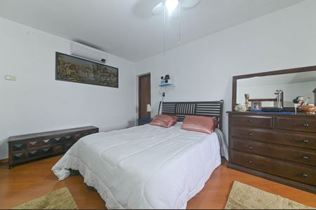 Casa à venda com 250m², 3 quartos e 3 vagas Casa à venda com 250m², 3 quartos e 3 vagasSuite