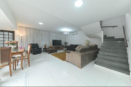 Casa à venda com 250m², 3 quartos e 3 vagas Casa à venda com 250m², 3 quartos e 3 vagasSala