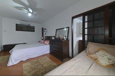 Casa à venda com 250m², 3 quartos e 3 vagas Casa à venda com 250m², 3 quartos e 3 vagasSuite