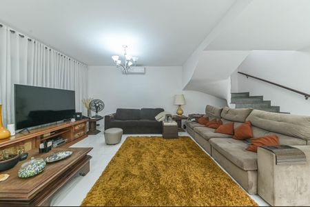 Casa à venda com 250m², 3 quartos e 3 vagas Casa à venda com 250m², 3 quartos e 3 vagasSala