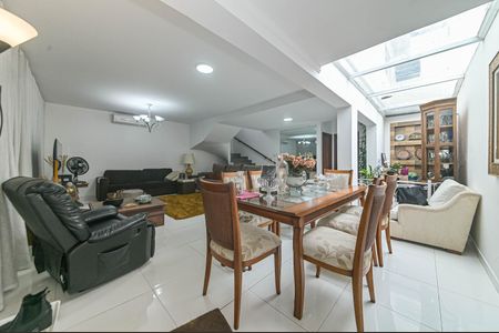 Casa à venda com 250m², 3 quartos e 3 vagas Casa à venda com 250m², 3 quartos e 3 vagasSala