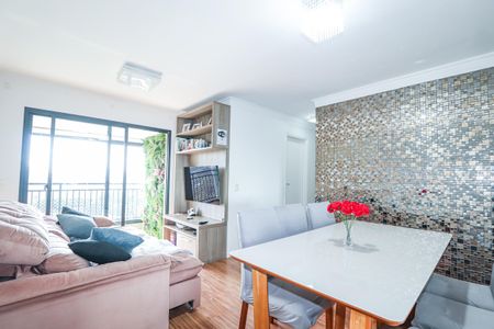 Sala de estar com sofá, mesa e TV, com vista para a varanda e jardim. de apartamento à venda com 3 quartos, 69m² em Mooca, São Paulo