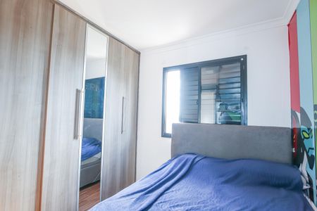 Cama simples com colchão azul e armário com espelho e porta de vidro. de apartamento à venda com 3 quartos, 69m² em Mooca, São Paulo