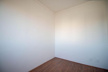 Sala com piso de madeira e paredes brancas, iluminada por luz natural. de apartamento à venda com 2 quartos, 44m² em Vila Andrade, São Paulo