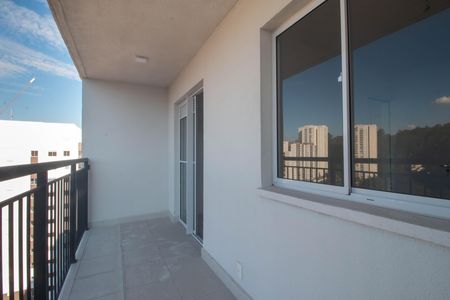 Apartamento à venda com 44m², 2 quartos e sem vaga Apartamento à venda com 44m², 2 quartos e sem vagaBalcony com vista para a cidade, com móveis simples e poucos objetos.