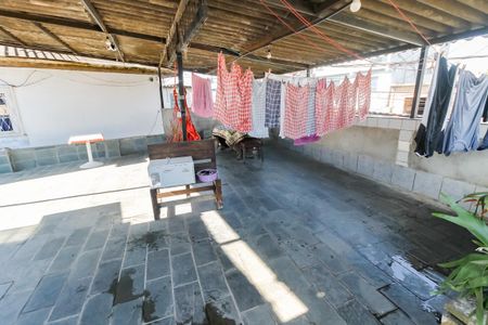 Casa à venda com 200m², 4 quartos e 4 vagas Casa à venda com 200m², 4 quartos e 4 vagasVaranda