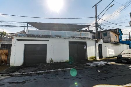 Casa à venda com 200m², 4 quartos e 4 vagas Casa à venda com 200m², 4 quartos e 4 vagasFachada