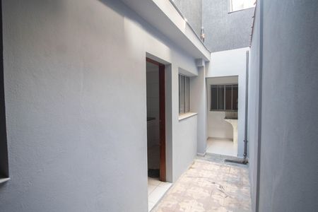QUINTAL E ÁREA DE SERVIÇO de casa para alugar com 2 quartos, 50m² em Vila Carbone, São Paulo