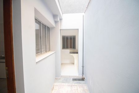 QUINTAL E ÁREA DE SERVIÇO de casa para alugar com 2 quartos, 50m² em Vila Carbone, São Paulo