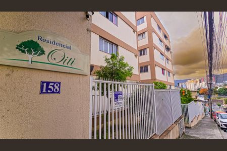Apartamento à venda com 47m², 2 quartos e 1 vaga Apartamento à venda com 47m², 2 quartos e 1 vagaFachada e portaria com placa