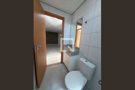 Banheiro de apartamento para alugar com 2 quartos, 54m² em Colônia Agrícola Samambaia, Brasília