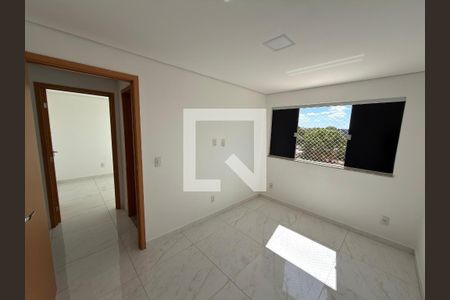 Quarto 2 de apartamento para alugar com 2 quartos, 54m² em Colônia Agrícola Samambaia, Brasília