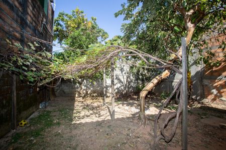 Quintal de casa à venda com 3 quartos, 223m² em Industrial, Contagem