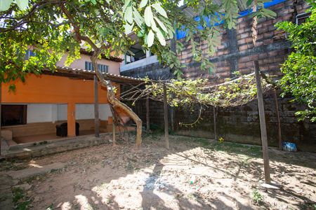 Quintal de casa à venda com 3 quartos, 223m² em Industrial, Contagem