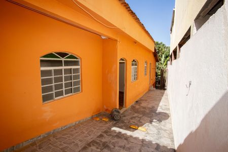 Garagem de casa à venda com 3 quartos, 223m² em Industrial, Contagem