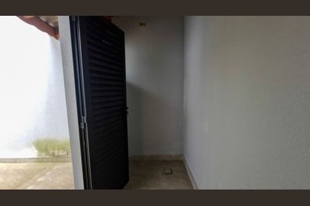 Área externa de casa à venda com 3 quartos, 140m² em Jardim Sabara, São Paulo