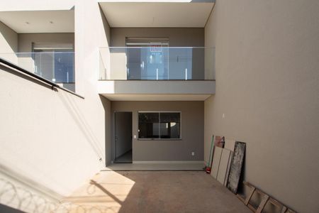 Garagem de casa à venda com 2 quartos, 70m² em Parque Xangri-lá, Contagem