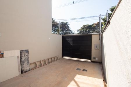 Garagem de casa à venda com 2 quartos, 70m² em Parque Xangri-lá, Contagem