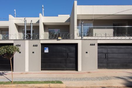 Fachada de casa à venda com 2 quartos, 70m² em Parque Xangri-lá, Contagem