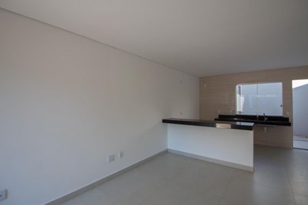 Sala de casa à venda com 2 quartos, 70m² em Parque Xangri-lá, Contagem