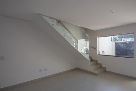 Sala de casa à venda com 2 quartos, 70m² em Parque Xangri-lá, Contagem