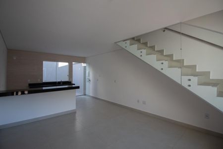 Casa à venda com 2 quartos, 70m² em Parque Xangri-lá, Contagem