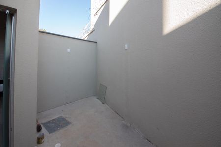 Quintal de casa à venda com 2 quartos, 70m² em Parque Xangri-lá, Contagem