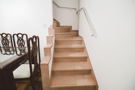 Escada de casa para alugar com 2 quartos, 130m² em Vila Pauliceia, São Paulo