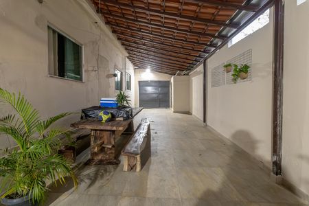 Garagem de casa para alugar com 3 quartos, 120m² em Piratininga, Belo Horizonte