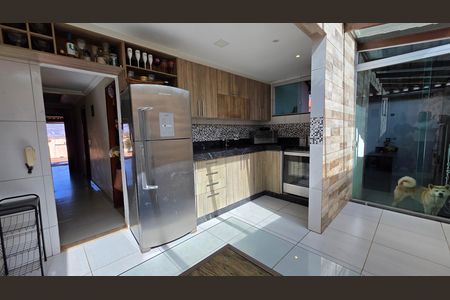 Casa à venda com 390m², 2 quartos e 4 vagas Casa à venda com 390m², 2 quartos e 4 vagasCozinha - Armários