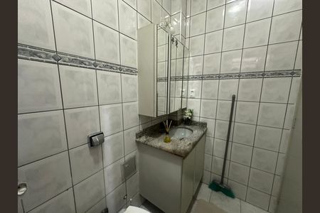Banheiro de apartamento para alugar com 1 quarto, 32m² em Centro, São Vicente