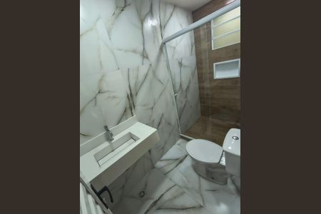 Banheiro de apartamento para alugar com 2 quartos, 60m² em Taquara, Rio de Janeiro