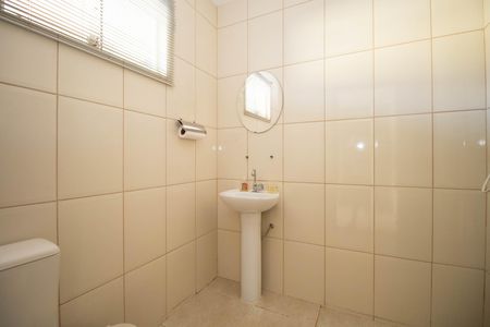 Casa de condomínio à venda com 350m², 5 quartos e 2 vagasBanheiro Social