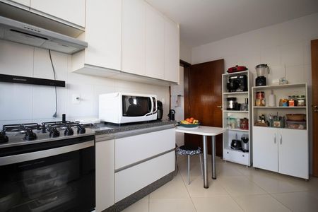 Casa de condomínio à venda com 350m², 5 quartos e 2 vagasCozinha
