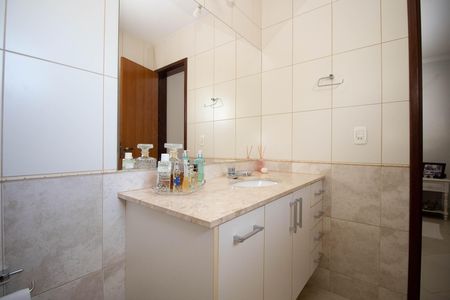 Casa de condomínio à venda com 350m², 5 quartos e 2 vagasBanheiro da Suíte 3