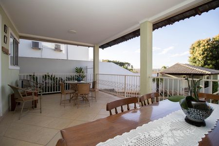 Casa de condomínio à venda com 350m², 5 quartos e 2 vagasVaranda