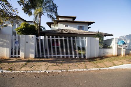 Casa de condomínio à venda com 350m², 5 quartos e 2 vagasFachada