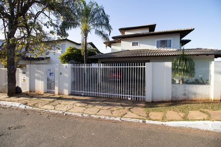 Casa de condomínio à venda com 350m², 5 quartos e 2 vagasFachada