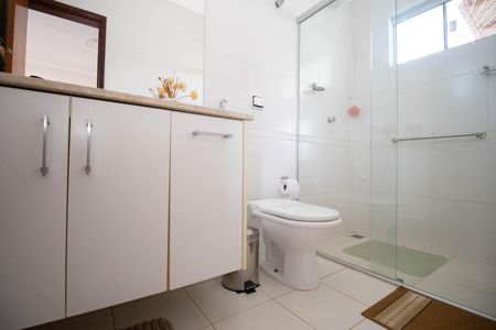 Casa de condomínio à venda com 350m², 5 quartos e 2 vagasBanheiro da Suíte 2