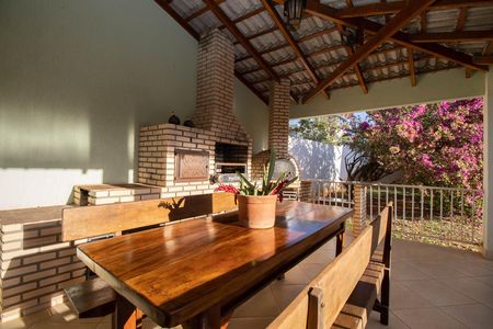 Casa de condomínio à venda com 350m², 5 quartos e 2 vagasChurrasqueira