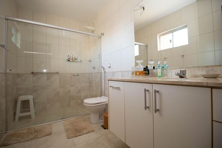 Casa de condomínio à venda com 350m², 5 quartos e 2 vagasBanheiro da Suíte 3